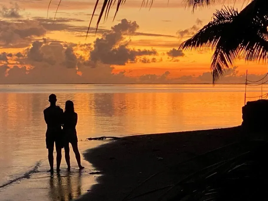 Fare Oaoa Haapiti Sur La Plage, Les Pieds Dans Le Sable