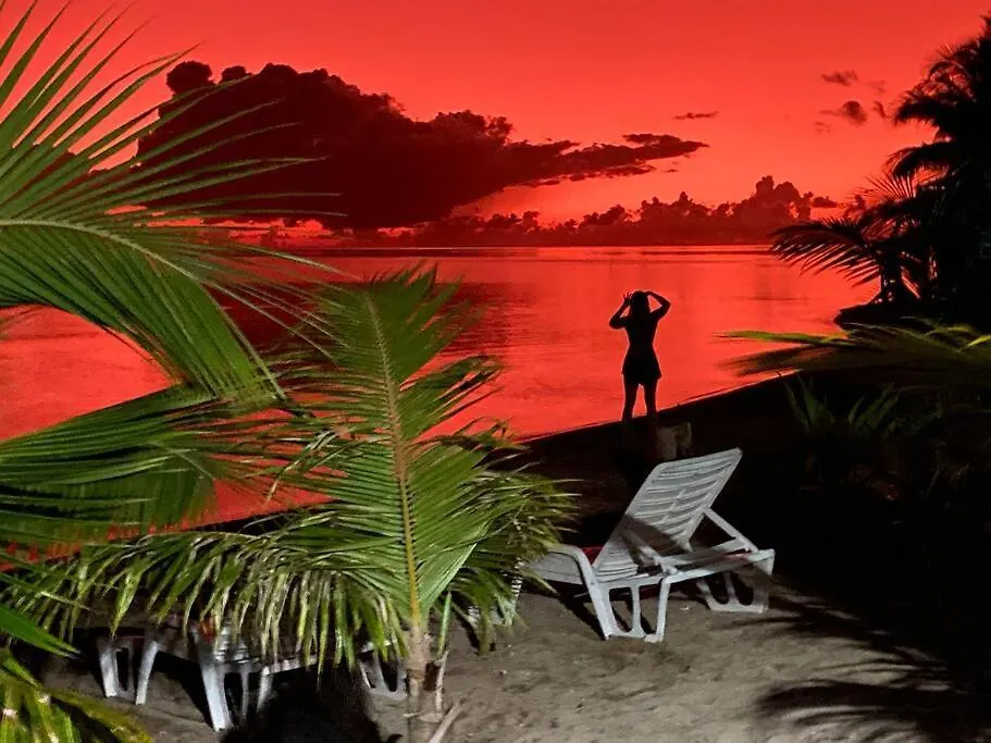 Fare Oaoa Haapiti Sur La Plage, Les Pieds Dans Le Sable
