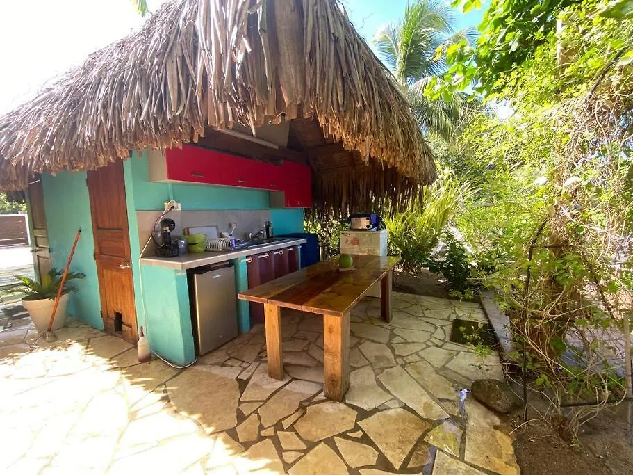 Fare Oaoa Haapiti Sur La Plage, Les Pieds Dans Le Sable