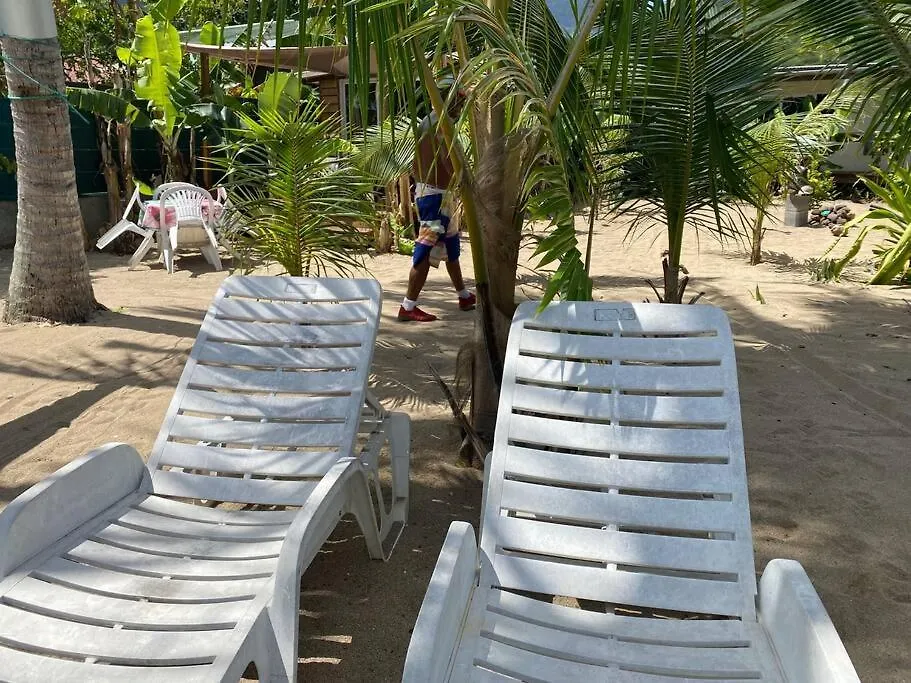 Fare Oaoa Haapiti Sur La Plage, Les Pieds Dans Le Sable 0*,  프랑스령 폴리네시아